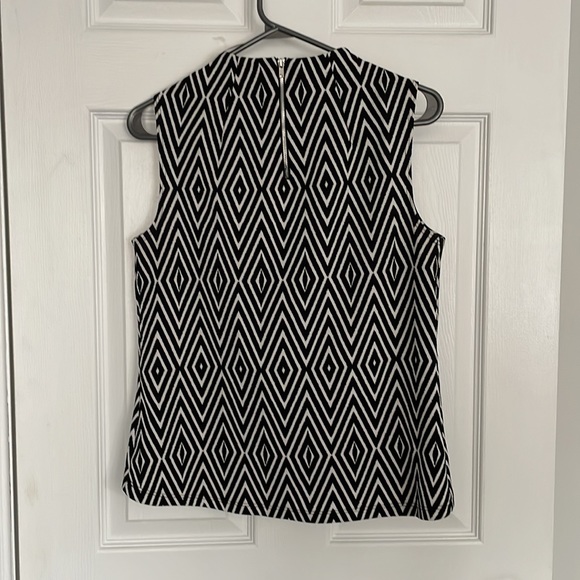 Geometric sleeveless black and white top size small - Picture 3 of 4
